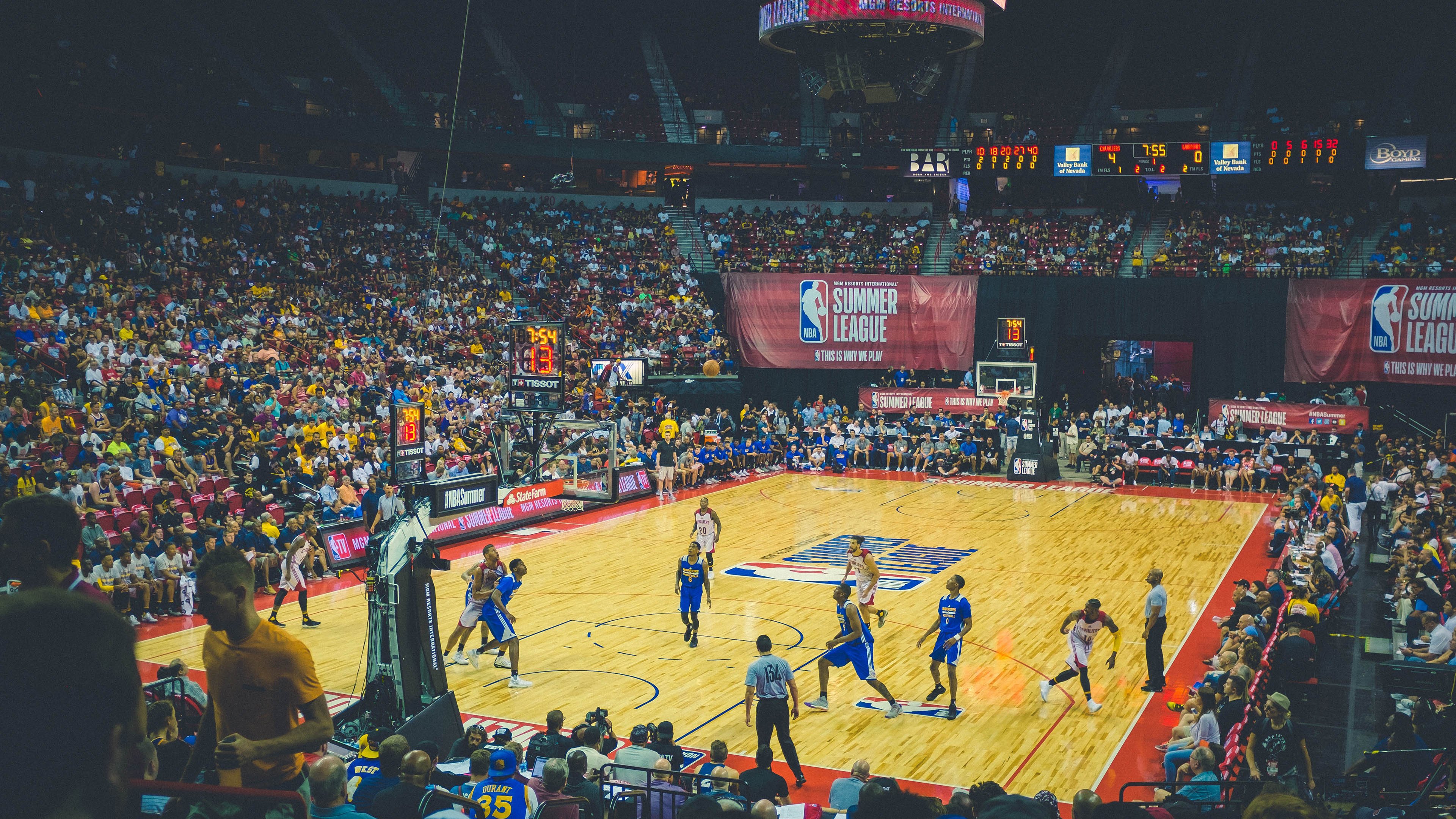 里昂围绕核心展开全队进攻节奏,里昂队友