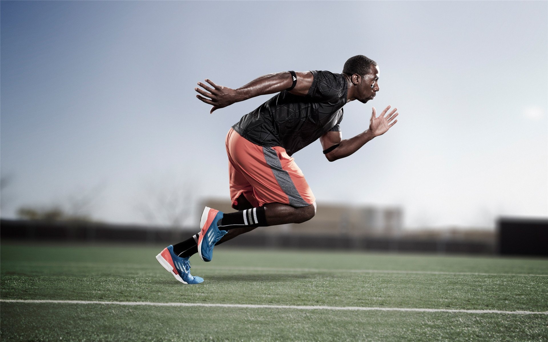 里昂围绕核心展开全队进攻节奏,里昂队友