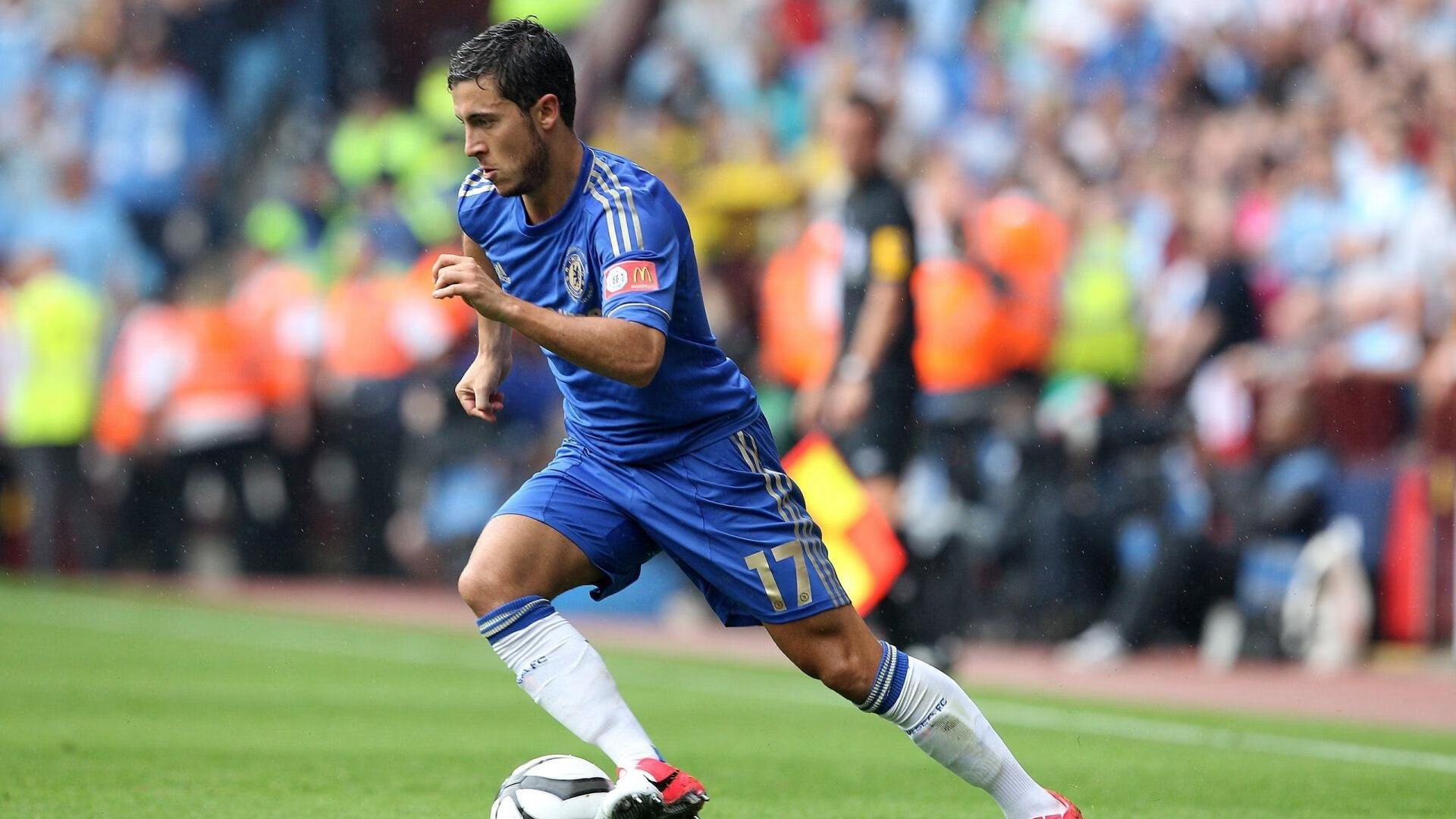 中国足球联赛打造高频赛后球迷访谈节目,记者采访中国足球球迷